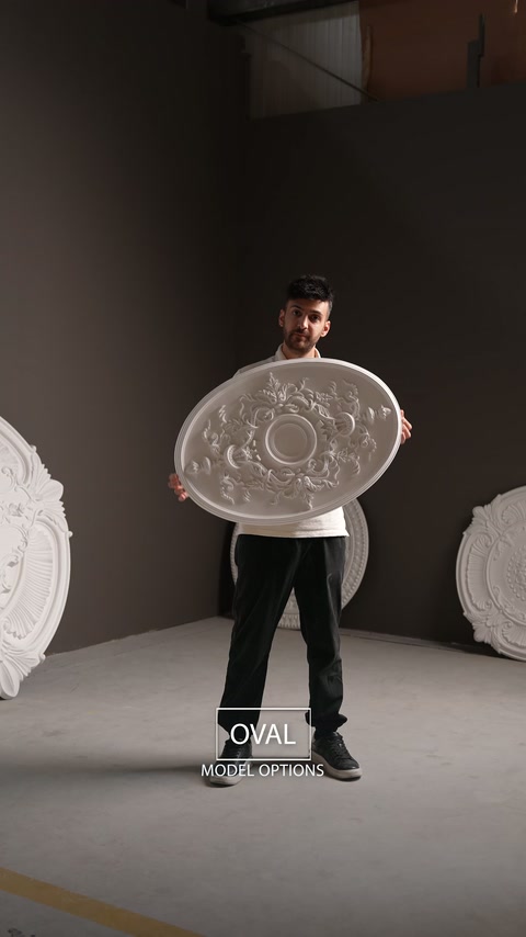 Ustanın taşıdığı oval biçimli, çiçek desenli tavan göbeği modeli