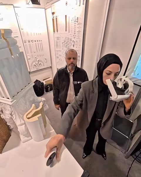 VR kullanan ziyaretçi kumandayla sanal mimari projeyi kontrol ediyor