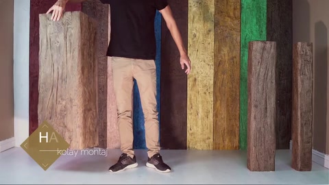 Farklı renkte ve dokuda dekoratif kiriş parçalarının sergilenmesi