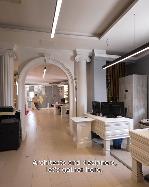 Sütunlu kartonpiyer koridorunda showroom genel görünümü