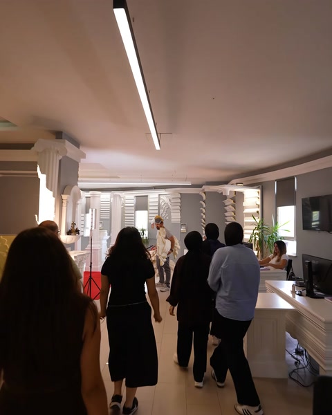 Mimar ve tasarımcı grubu showroom içinde toplanıyor