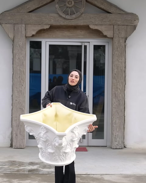 İki parçalı sütun başlığının iç yüzeyi açık biçimde gösteriliyor