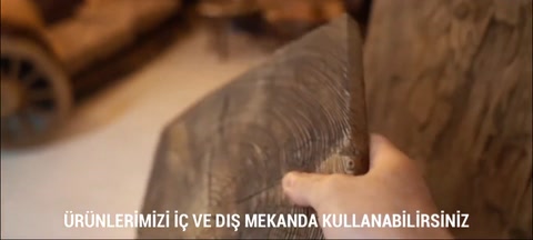 El ile kiriş kenarındaki oyma detay gösteriliyor