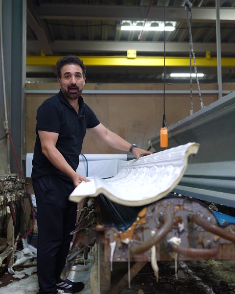 Uzun poliüretan profil kalıptan tek parça halinde ayrılıyor