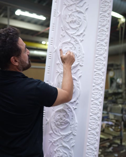 Kartonpiyer üzerindeki gül rozet ve kıvrık dal deseni yakından görünüyor