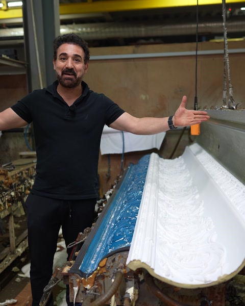 Çalışan, açık kalıbın yanında ürünün desenini ve kalıbı anlatıyor