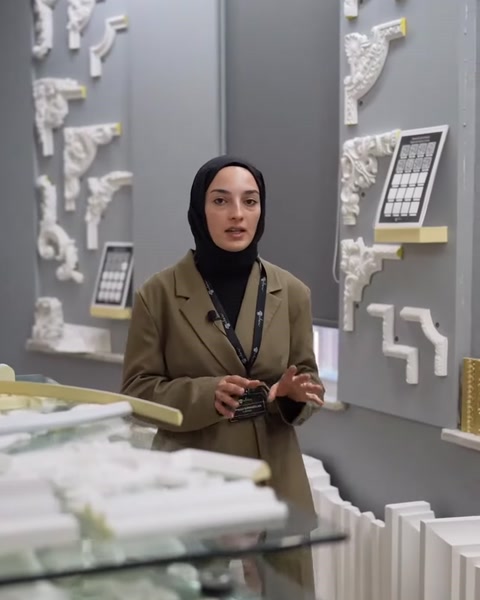 Cam tezgâh önünde çeşitli profil ve köşe modelleri tanıtılıyor