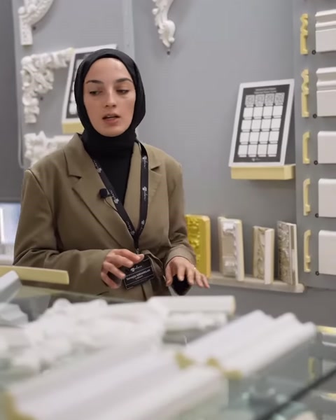 Tezgâhtaki beyaz dekoratif çıtalar ile duvar örnekleri birlikte görülüyor