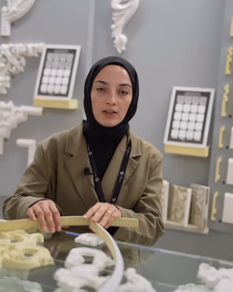 Cam tezgâh üzerinde kıvrımlı süsler ve esnek çıtalar inceleniyor
