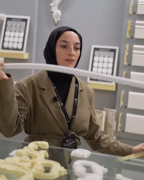 Beyaz flex çıta hafifçe bükülerek esnekliği gösteriliyor