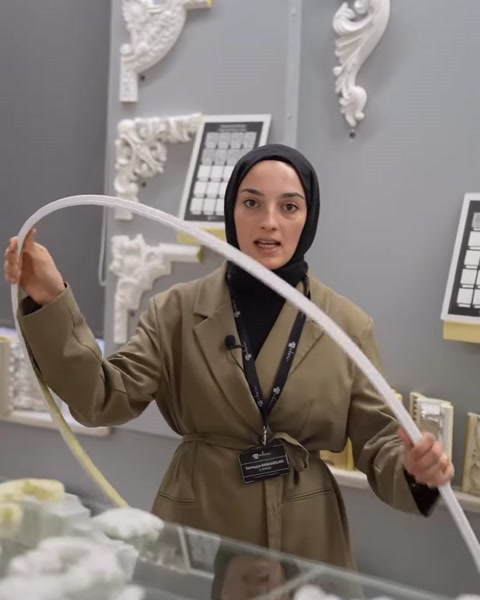Flex çıta geniş bir yay oluşturacak şekilde esnetiliyor