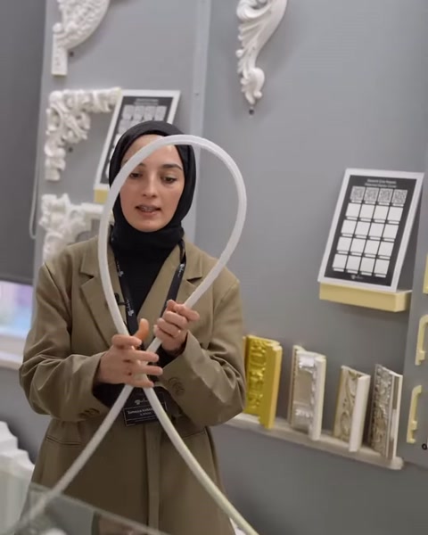 Esnek beyaz çıta çaprazlanan büyük bir halka biçiminde tutuluyor