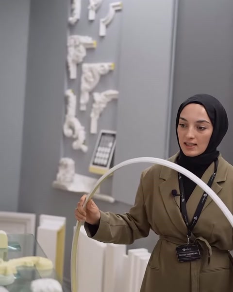 Uzun flex çıta geniş kavis verilerek iki elle tutuluyor