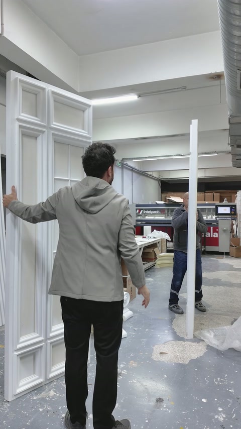 Farklı genişlikteki paneller tamamlayıcı profillerle birlikte düzenleniyor.