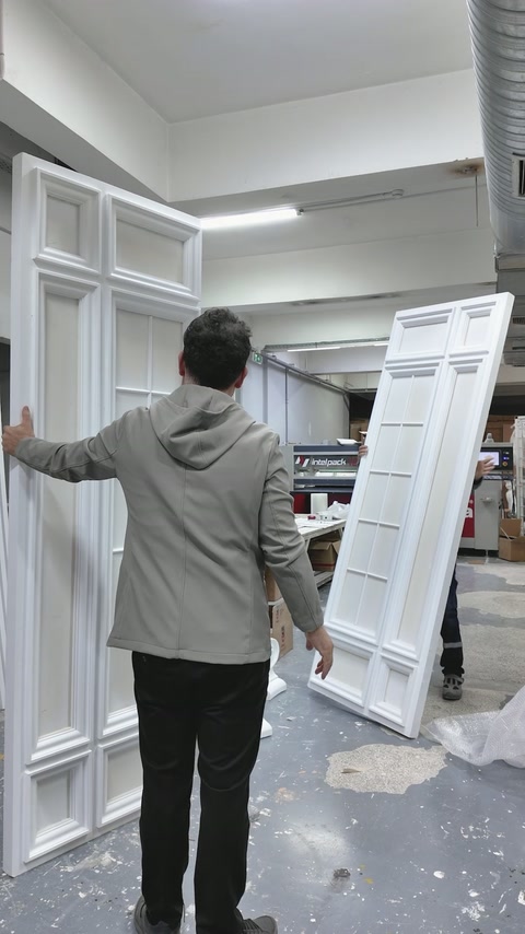 Pencere biçimli paneller atölyede yan yana konumlandırılıyor.