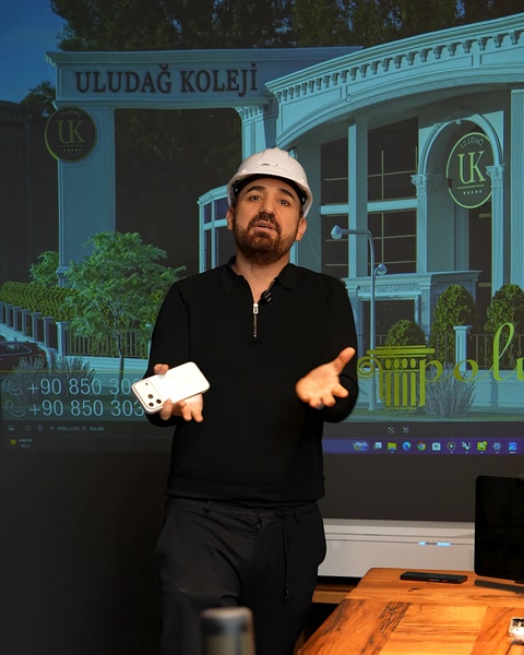 Baretsiz konuşmacı ekran önünde son değerlendirmeyi yapıyor