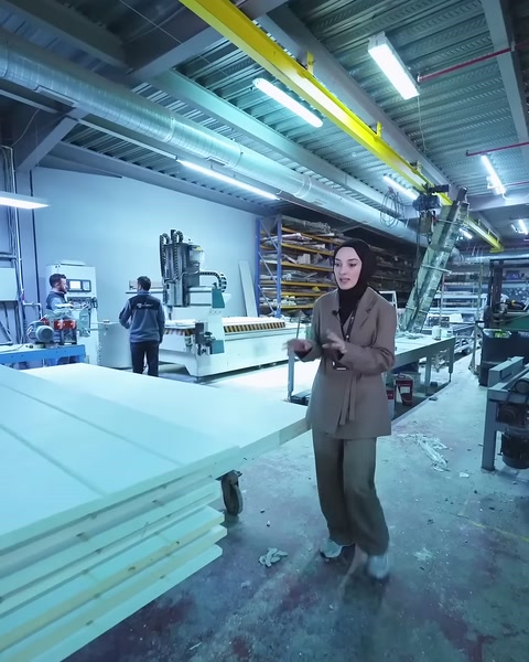 Üst üste yerleştirilmiş panel lambrilerin kenar yapısı görülüyor