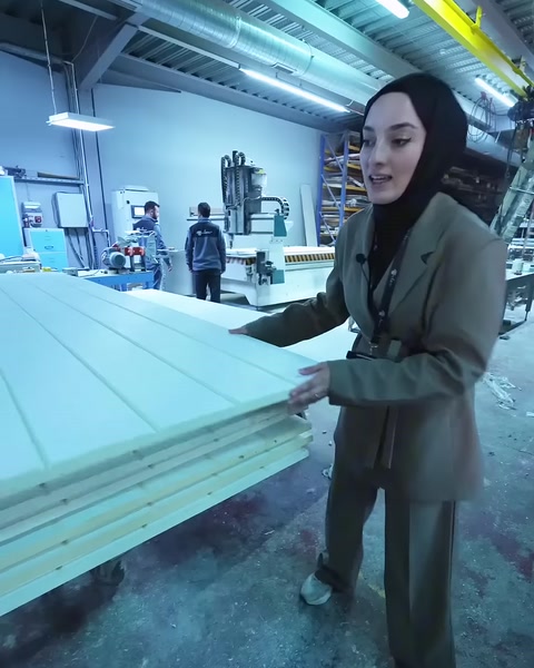 Kanallı panel yüzeyi ve istiflenmiş ürünlerin katmanları birlikte görülüyor