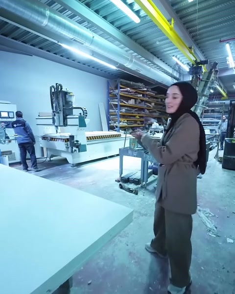 Uzun poliüretan panel lambri üretim tezgâhında sergileniyor