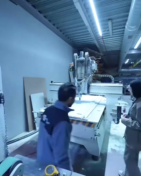 Operatör CNC tezgâhındaki panelin konumunu yakından inceliyor