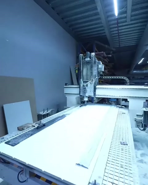 Beyaz panel CNC çalışma tablasına uzunlamasına yerleştirilmiş durumda