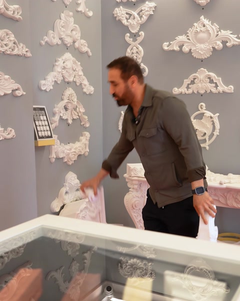 Vitrin dolabında sergilenen küçük payanda ve dekoratif parçalar