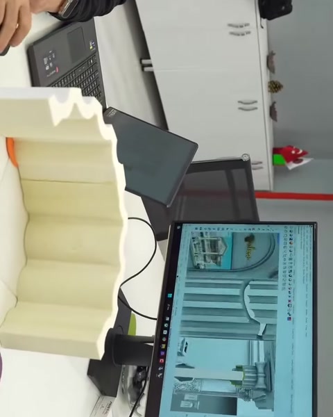 Oluklu sütun parçasının alt ve üst kenar detayları sergileniyor