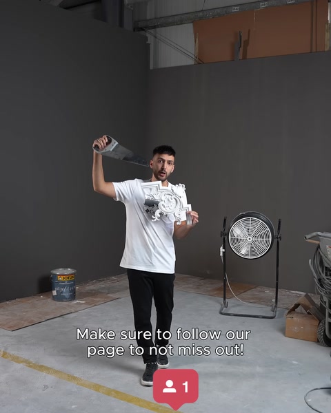 Kolunu kaldırıp takip çağrısı yapan uygulama teknisyeni