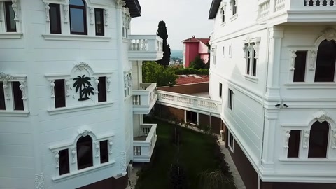 Beyaz cephede söve, kemer ve kolon detayları öne çıkıyor.