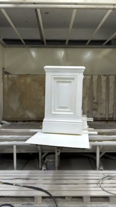 Hazırlanan pilaster gövdesi boya standında sergileniyor