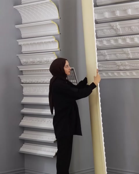 Sunucu uzun düz kartonpiyer profilinin boyunu ve formunu gösteriyor