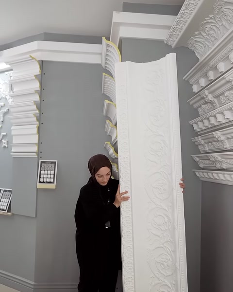 Tavan köşesindeki kartonpiyer uygulaması ve dekoratif sütun birlikte görülüyor