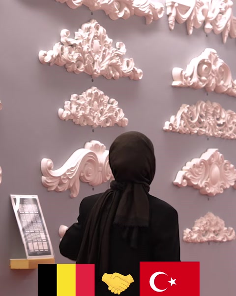 Duvar üzerinde farklı boyutlarda klasik rölyef süslemeleri