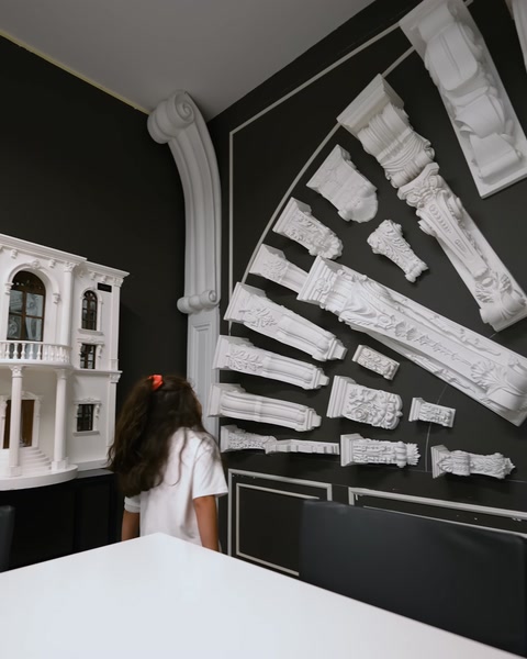 Sütunlu cepheli minyatür villa maketi sergide