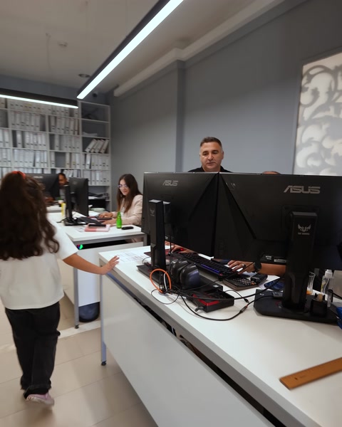 Resepsiyon masası, bilgisayar ekranları ve çalışan personel