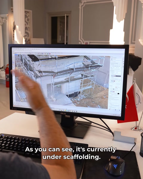 Bilgisayar ekranında binanın iskele destekli 3D modeli görünüyor