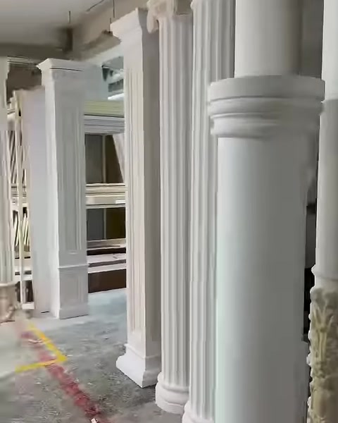 Atölyede farklı yivli dekoratif sütun modelleri birlikte sergileniyor.