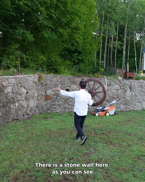 Taş duvara doğru yürüyerek tekerlek ürününü taşıma