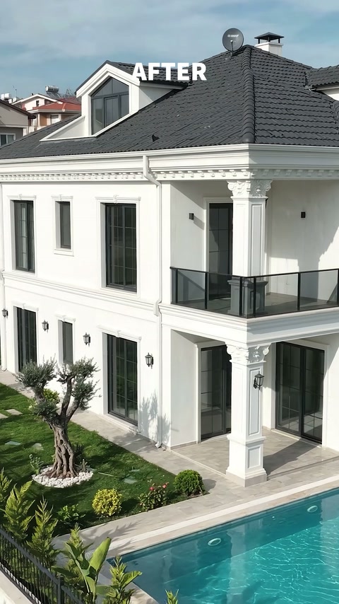 Köşe sütunları, balkon söveleri ve saçak silmeleriyle beyaz villa