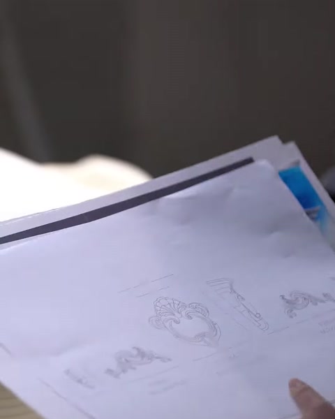 Kâğıt üzerindeki teknik çizimler tasarım sürecinde gözden geçiriliyor