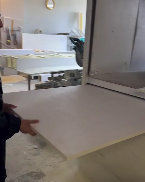 Tezgâh üzerindeki geniş panelin düzgün yüzeyi yakından gösteriliyor